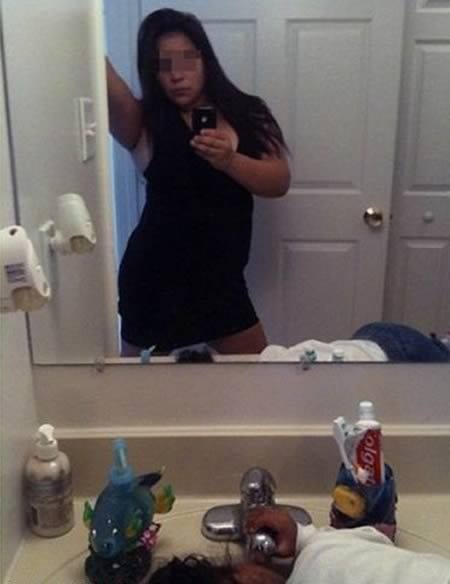 The Worst Selfie Fails By People Who Forgot To Check The Background (36 Pics)