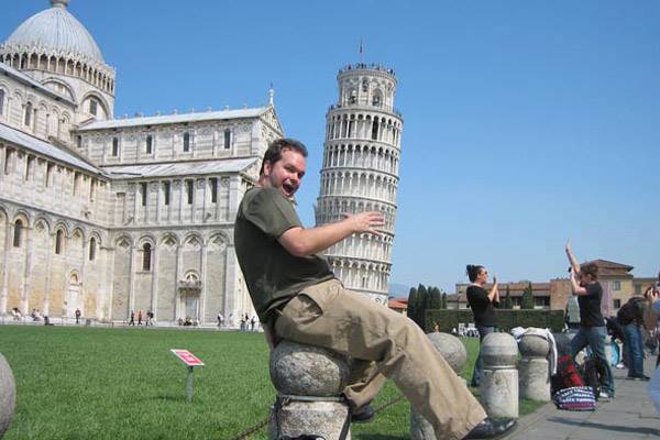 How to Pose with the Leaning Tower Of Pisa (37 Pics)