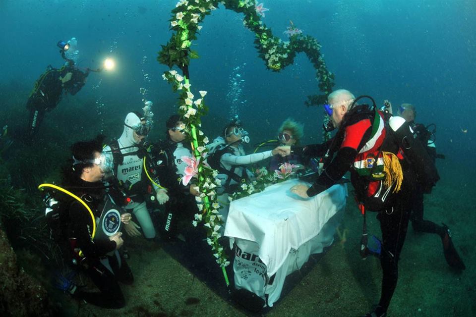 Mga resulta ng larawan para sa Double Wedding Underwater Wedding"