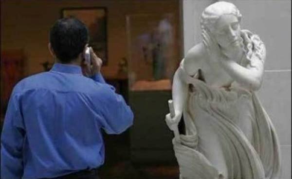 Hilarious Pictures of People Posing With Statues (19 Pics)