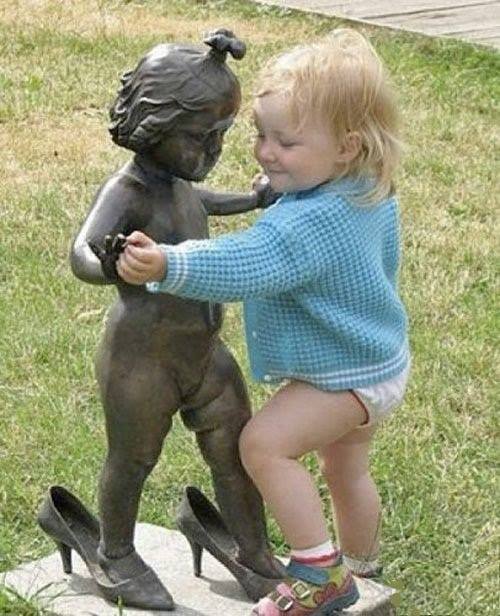 Hilarious Pictures of People Posing With Statues (19 Pics)