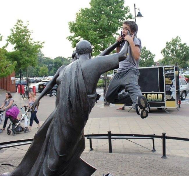 People Who Know How to Have Fun With The Statue (20 Pics)