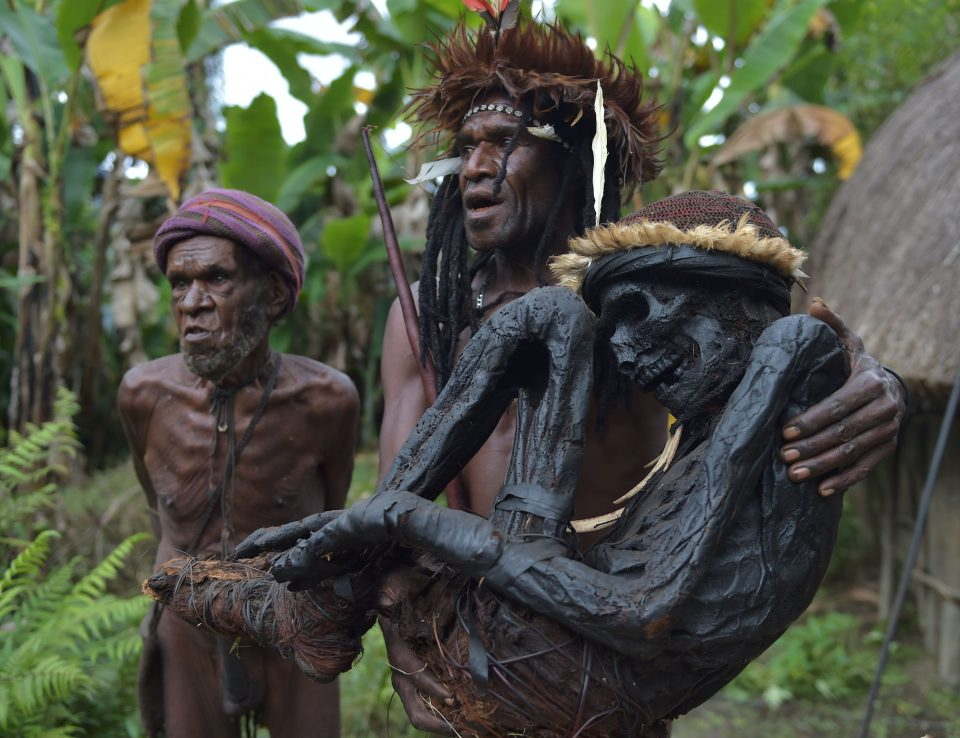 TRIBE DEATH RITUAL - Dani tribe In Papua New Guinea Makes Their Dead Into Mummies