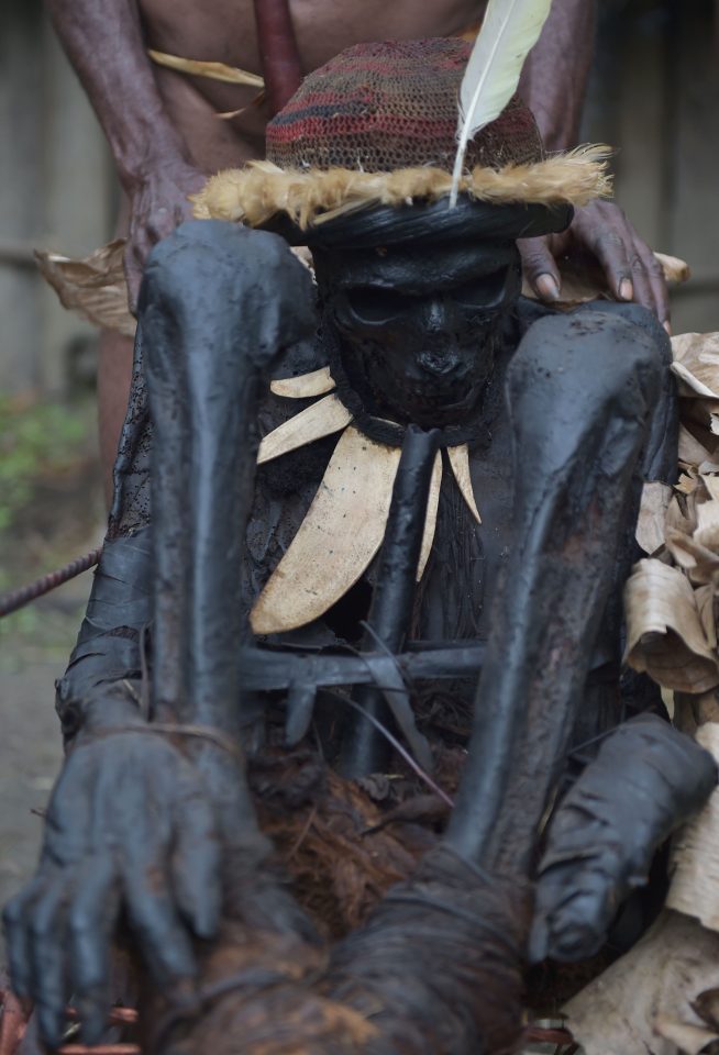 TRIBE DEATH RITUAL - Dani tribe In Papua New Guinea Makes Their Dead Into Mummies