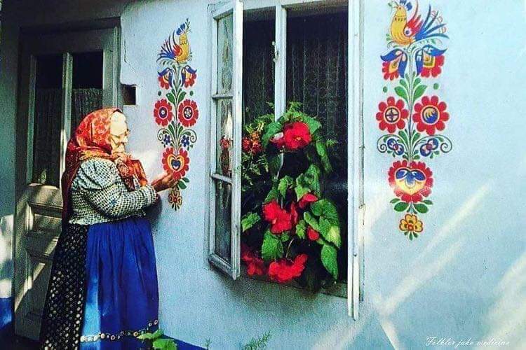 94 years old, Agnes Kasparkova, turns a small village into her art gallery in the Czech Republic