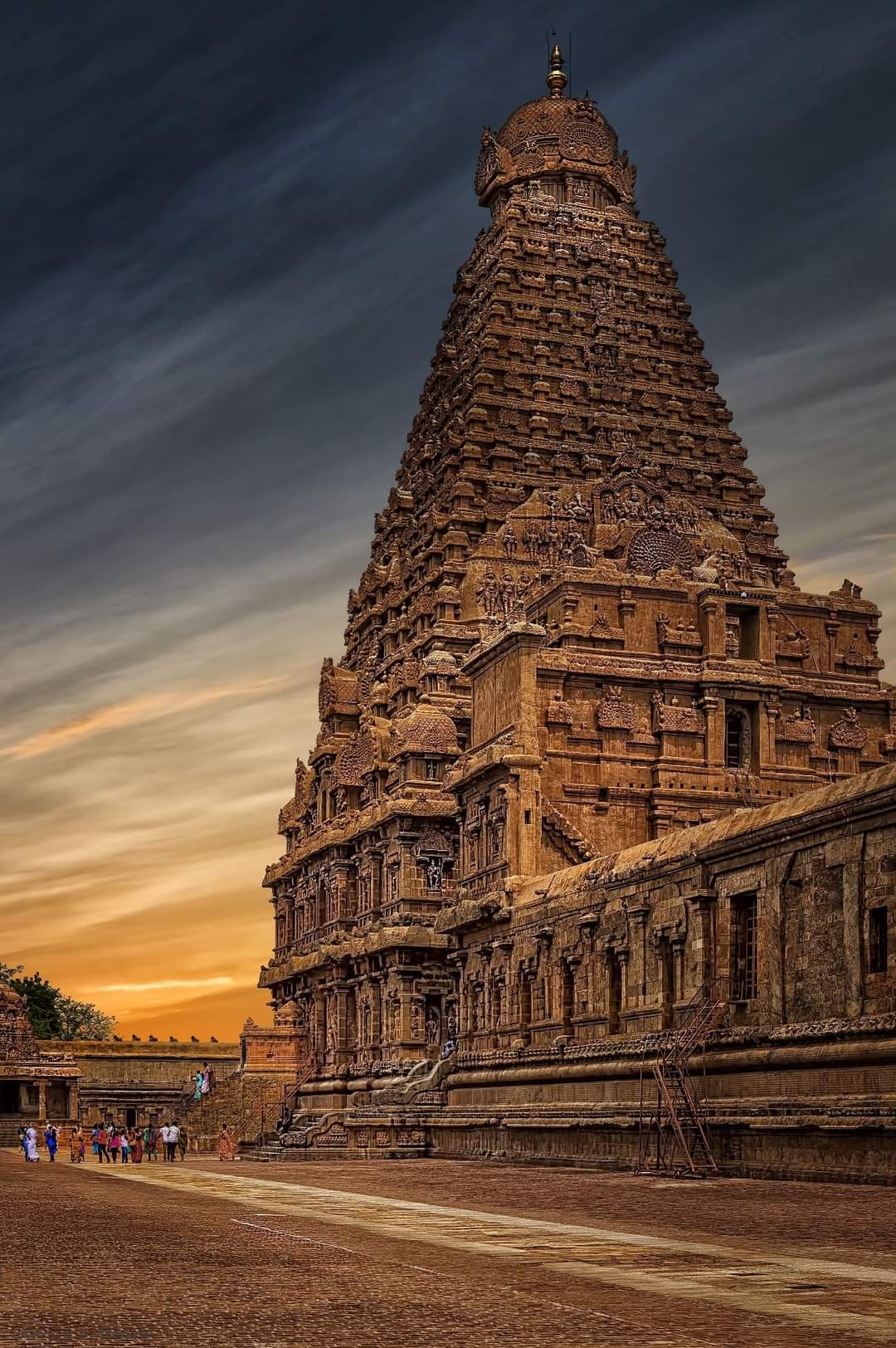 Amazing Brihadeeshwara Temple where Shadow Disappears in the Noon