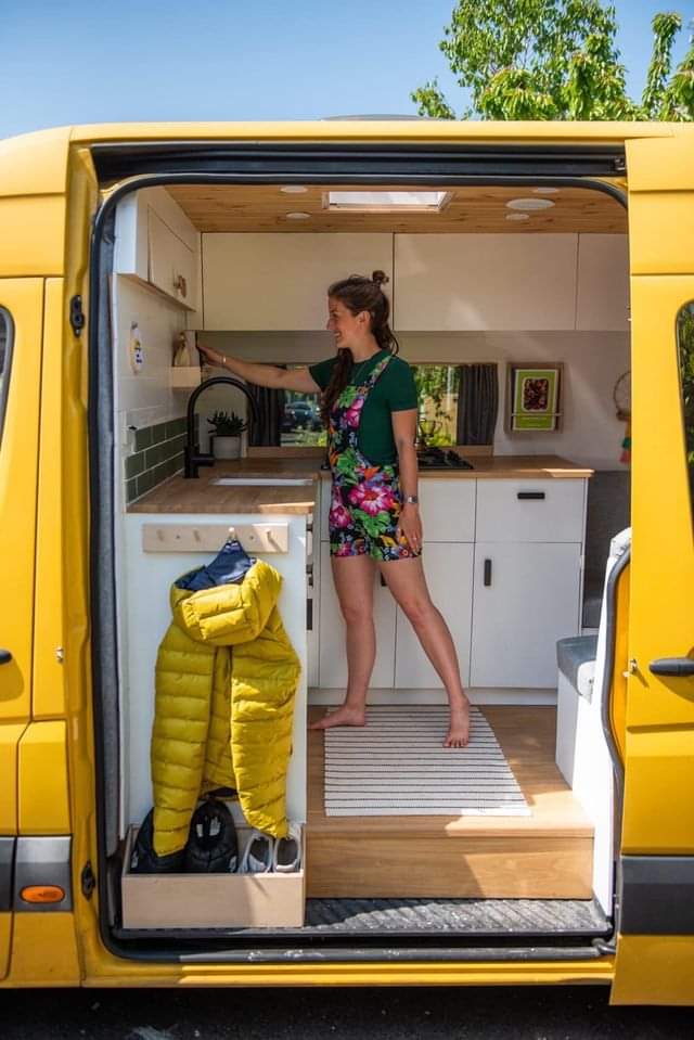 CLIMBINGVAN - They transformed this old DHL van into the perfect home on wheels! (25 Pics)