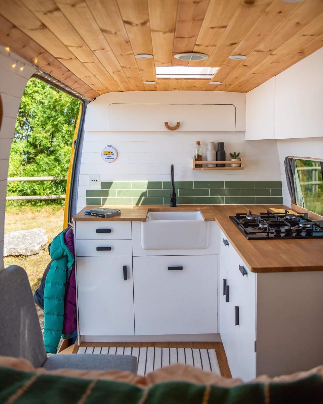 CLIMBINGVAN - They transformed this old DHL van into the perfect home on wheels! (25 Pics)
