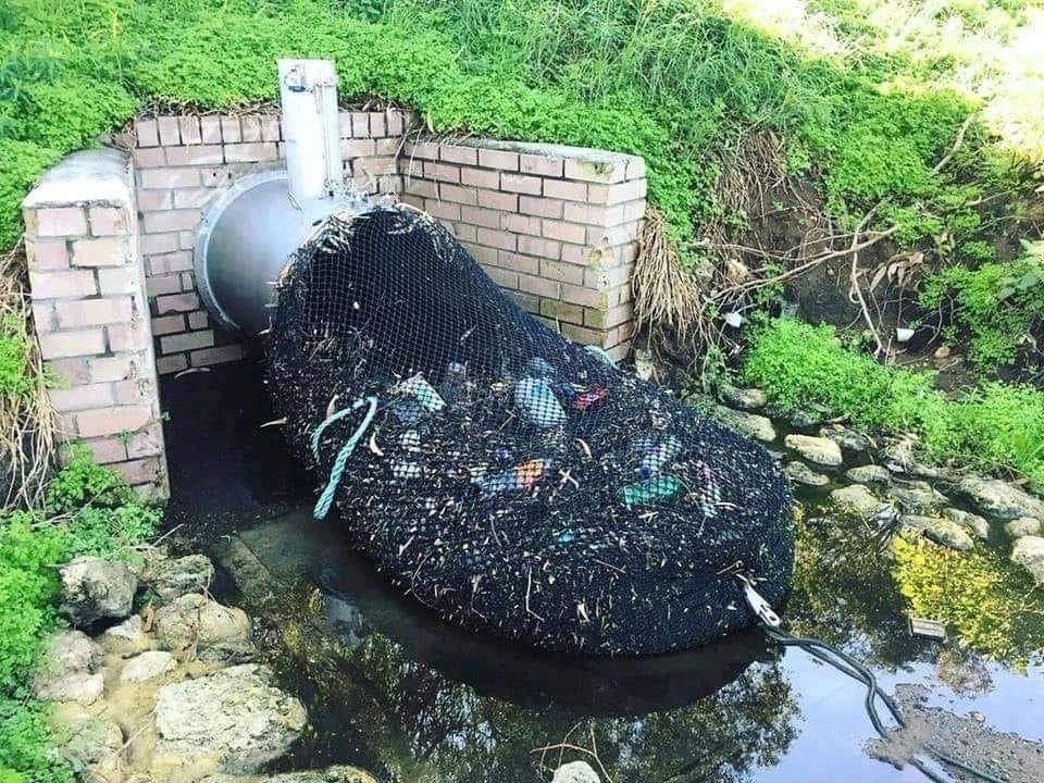 Australia uses a network of drainage with nets so that plastics and other pollutants do not reach rivers or sea
