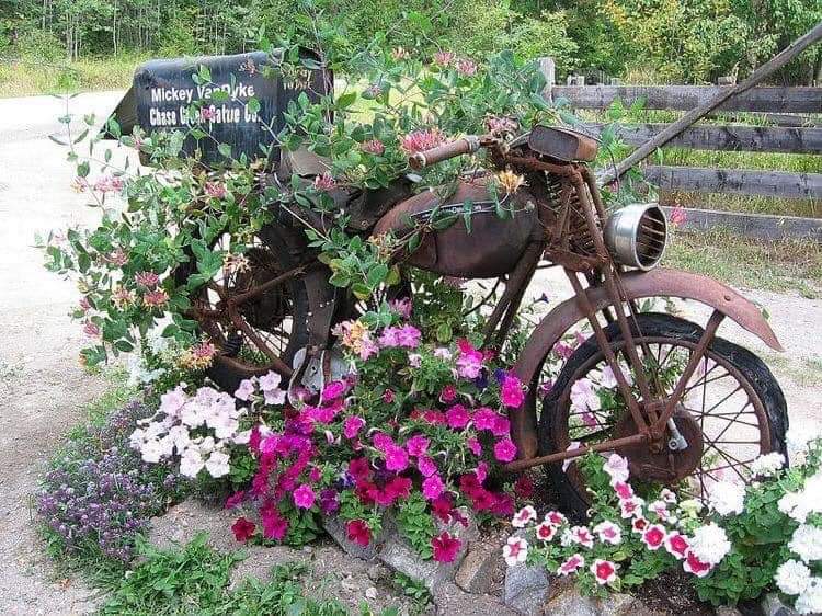 Abandoned vehicles sculpted into garden beds (15 Pics)