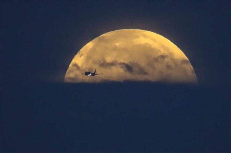 Super Blood Moon And Lunar Eclipse Light Up Skies Around The Globe (25 Pics)
