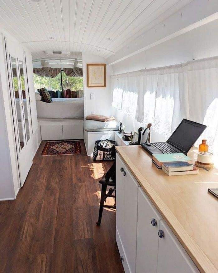 A woman spent 3 years renovating an old bus. The result is beautiful (11 Pics)