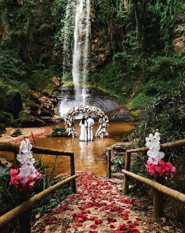Waterfall Dream Wedding (5 Pics)