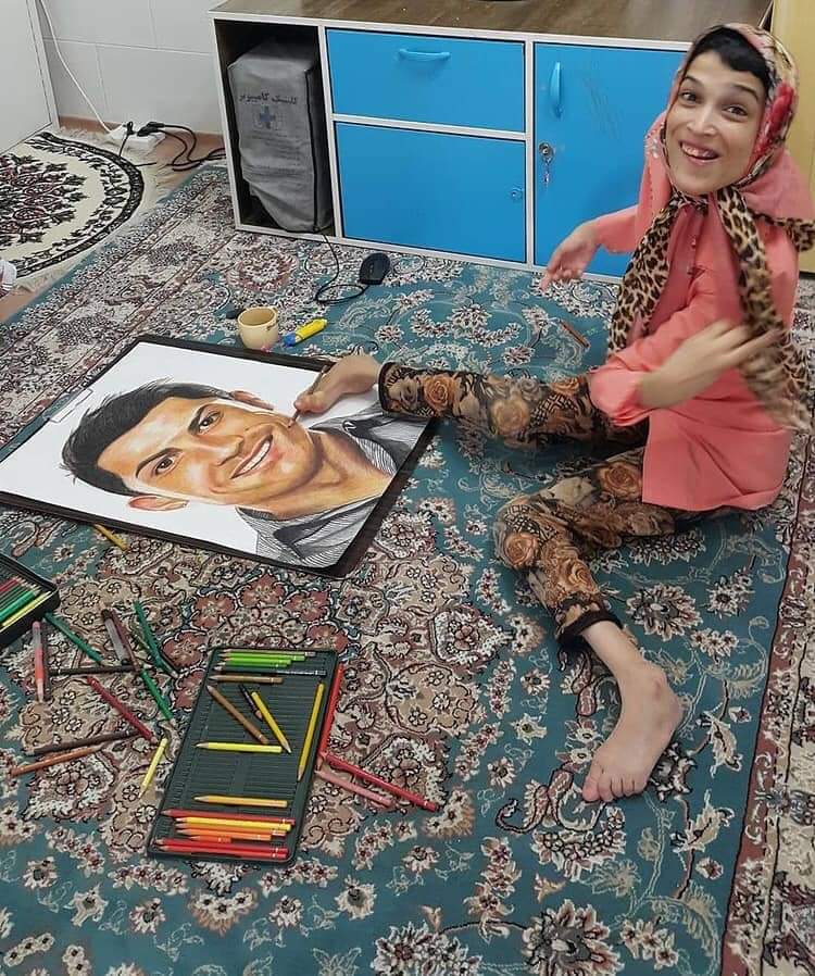 Artist Fatemeh Hamami is an Iranian painter who draws admirable paintings with her feet!