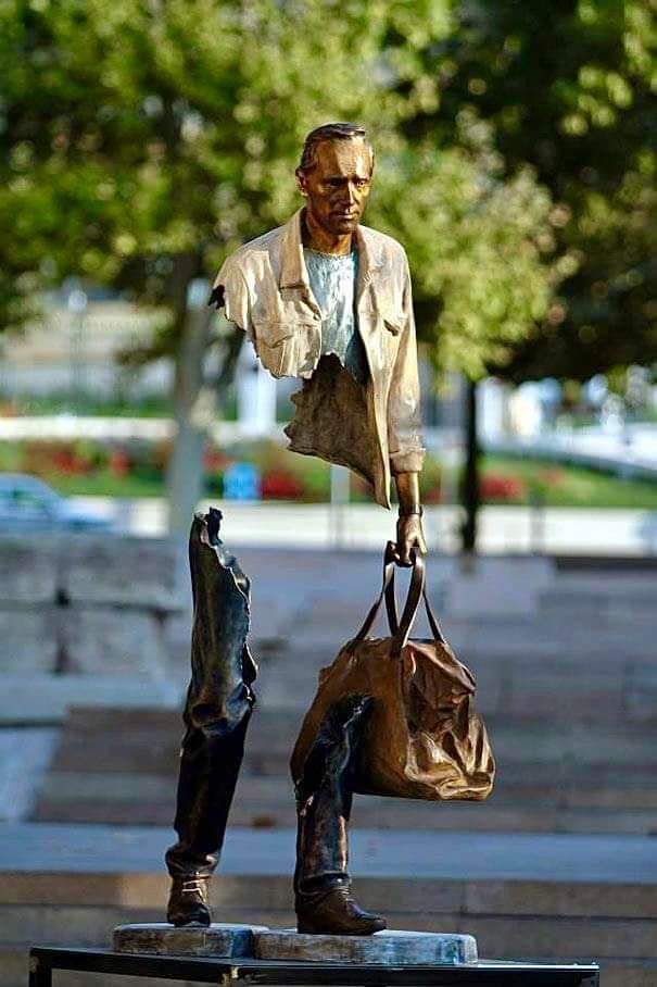 Amazing SCULPTURES “VOYAGEURS” (The Travelers) by Bruno Catalano