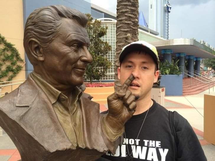 People That Had Too Much Fun Posing With Statues (16 Pics)