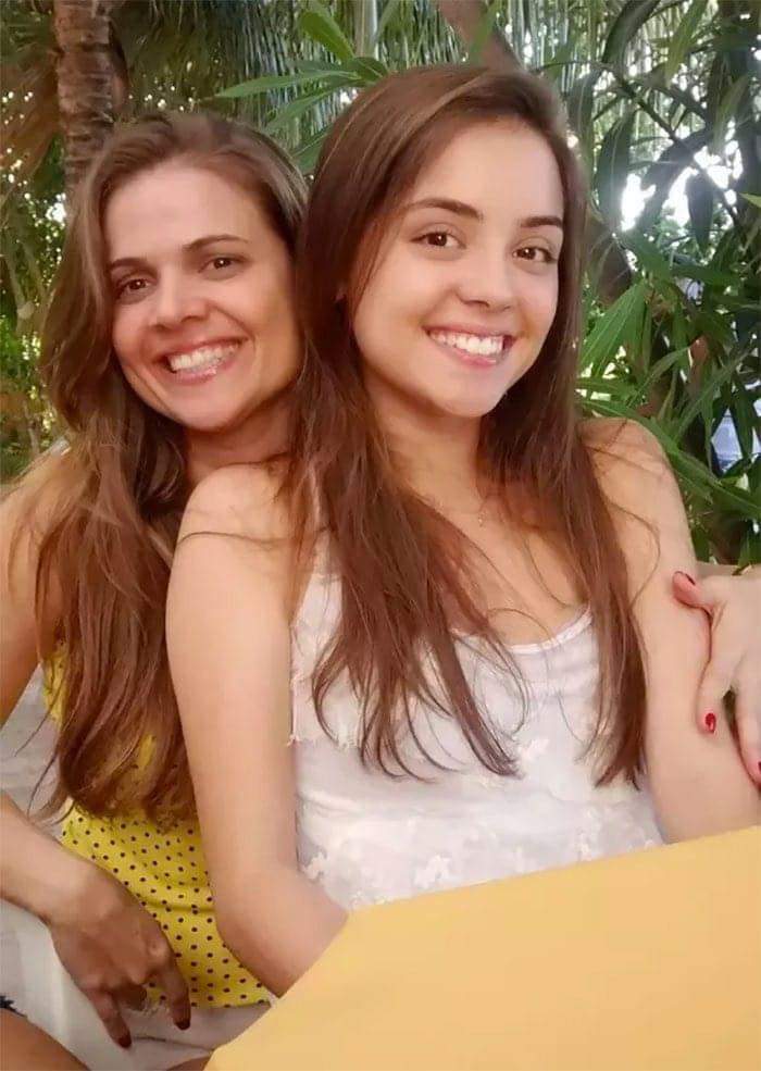Mother and daughter duos that are nearly impossible to tell their ages apart! (17 Pics)
