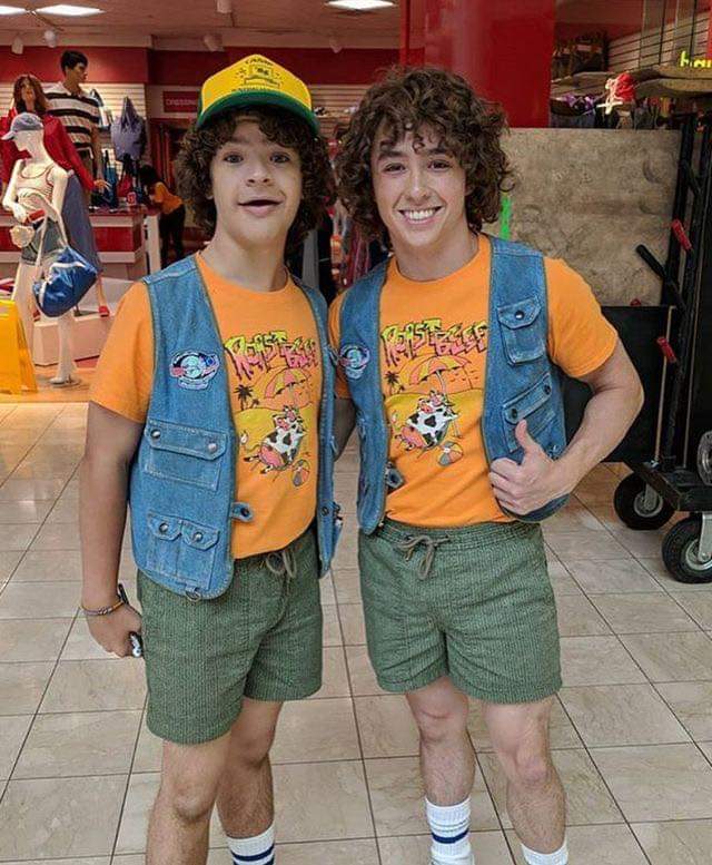 Actors and their lookalike stunt doubles (40 Pics)