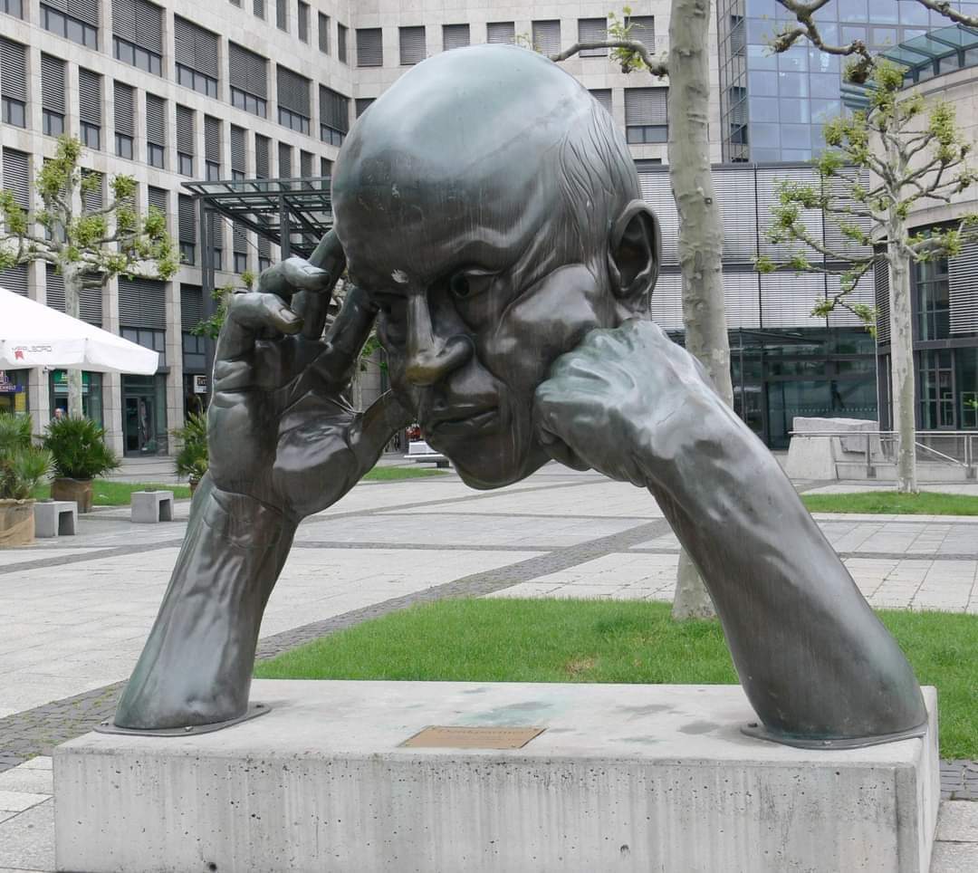 The most creative statues Ever! (25 Pics)