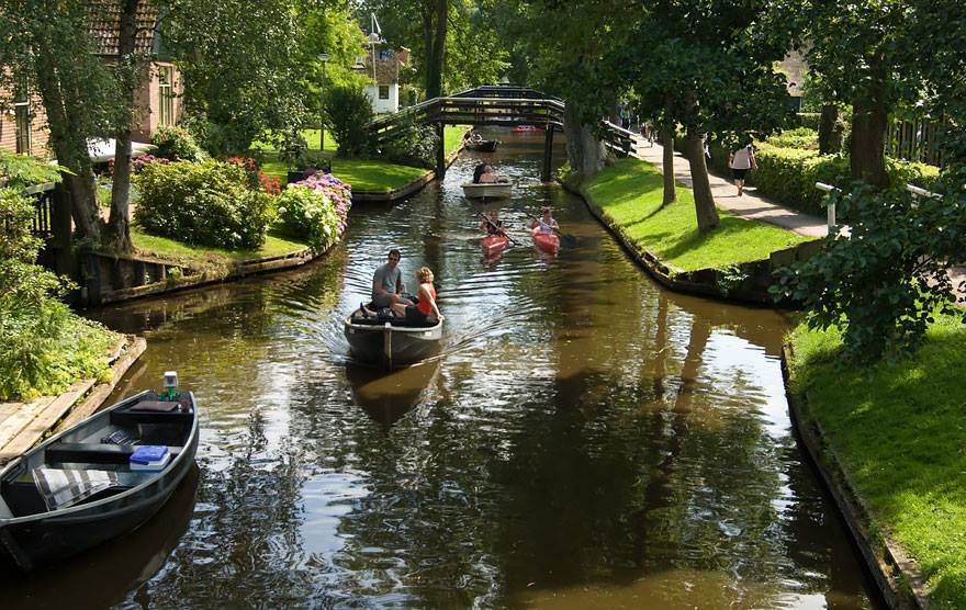 Giethoorn Village: This Village in Netherlands Has No Roads Only Canals
