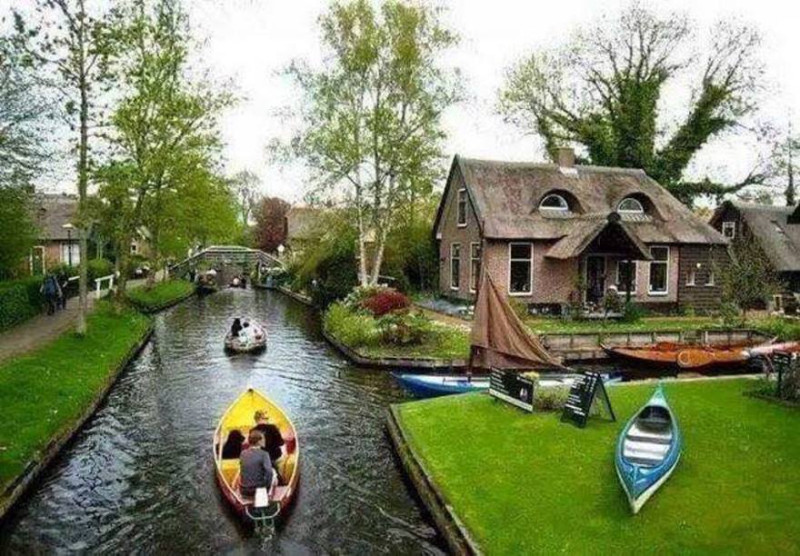 Giethoorn Village: This Village in Netherlands Has No Roads Only Canals