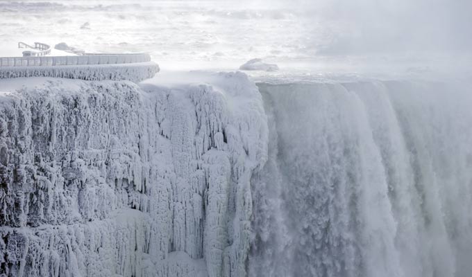 Frozen Niagara Falls (30+ Pics)