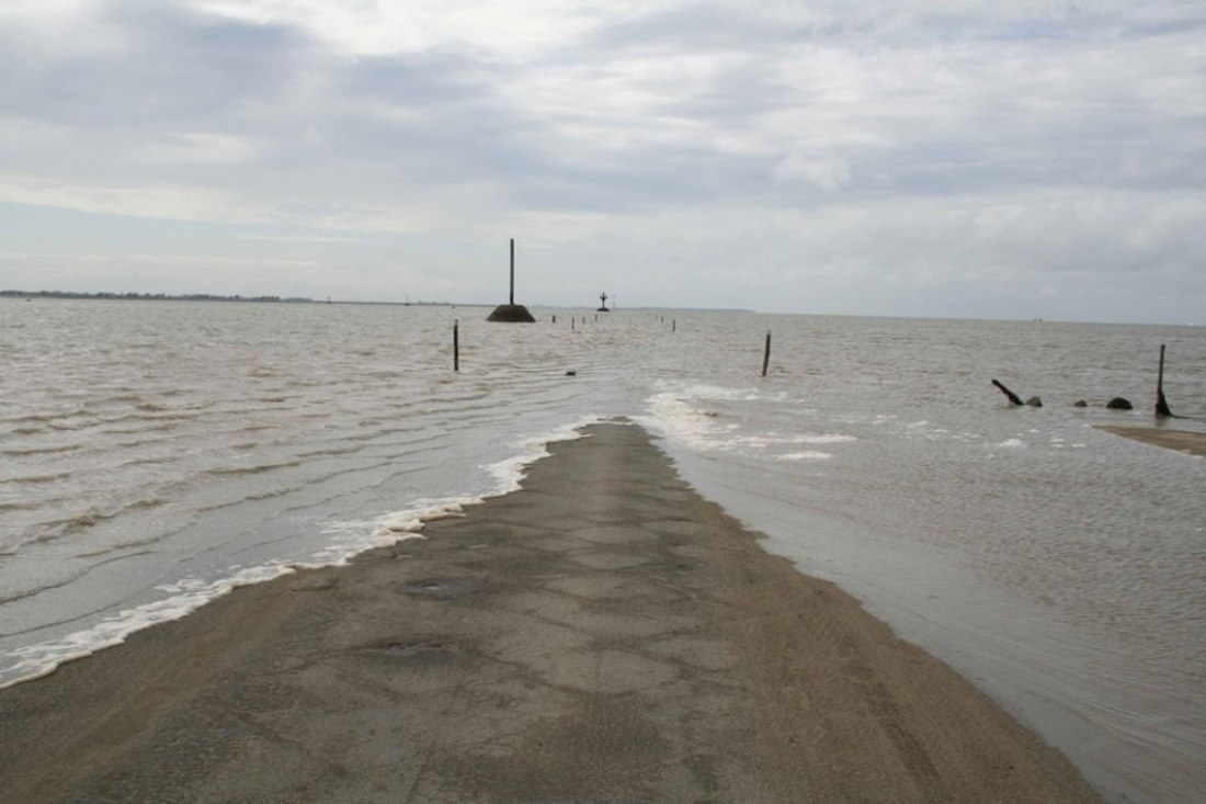 This Road appears twice in a day - Passage Du Gois Road in France, disappears twice a day!