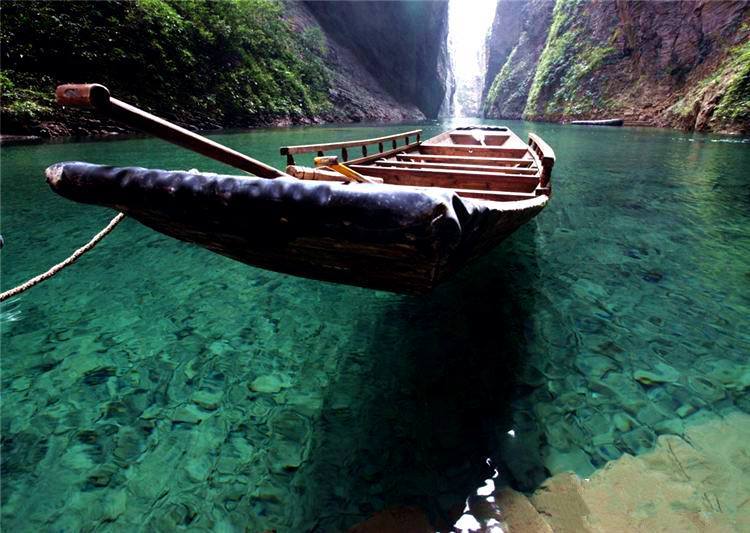 Mysterious Chinese paradise. Rowing at  Pingshan Ravine