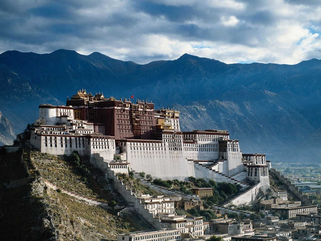 Amazing Potala Palace in Lhasa, Tibet