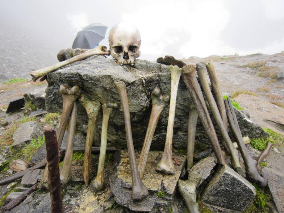 Mysterious 'Skeleton Lake' of Roopkund in Uttarakhand, India