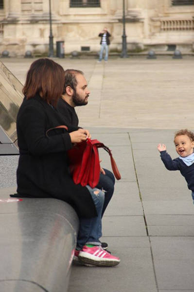 Babies Start Photobombing Straight From The Cradle! (25 pics)