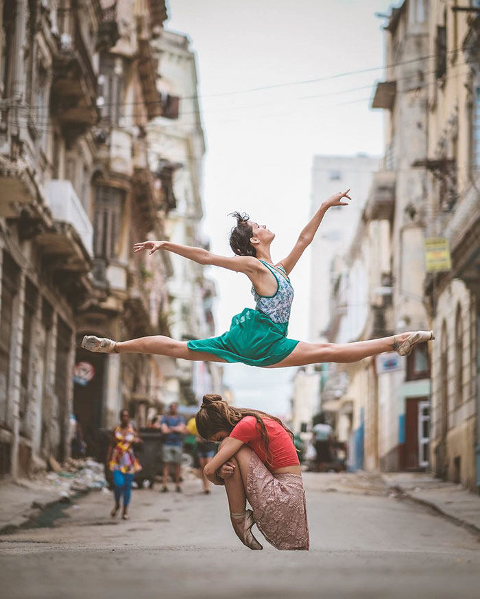Ballet Dancers Practicing On The Streets Of Cuba (22 Pics)