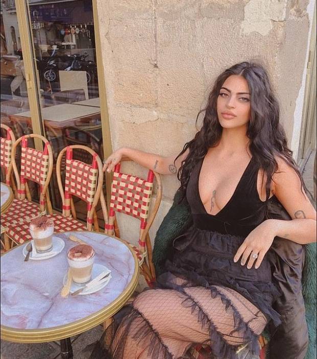 Because Of Her Dress This Australian Blogger Wasn’t Allowed To Enter Louvre (6 pics)