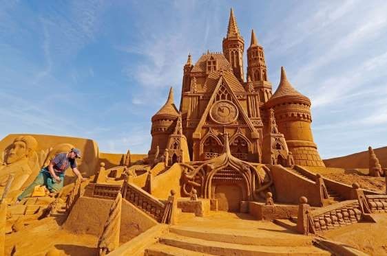 25+ Stunning Sand Sculptures Around The World