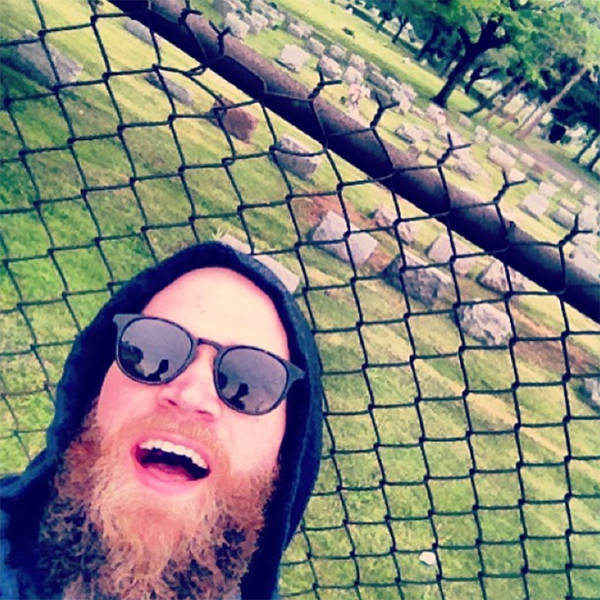 Cemetery Selfies: Probably The Most Stupid Trend Ever! (24 pics)