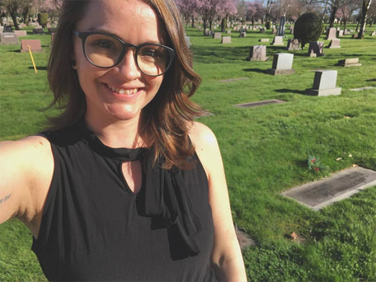 Cemetery Selfies: Probably The Most Stupid Trend Ever! (24 pics)