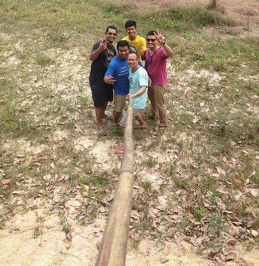 10 Funny People Who Took Selfie Stick To A Whole New Level