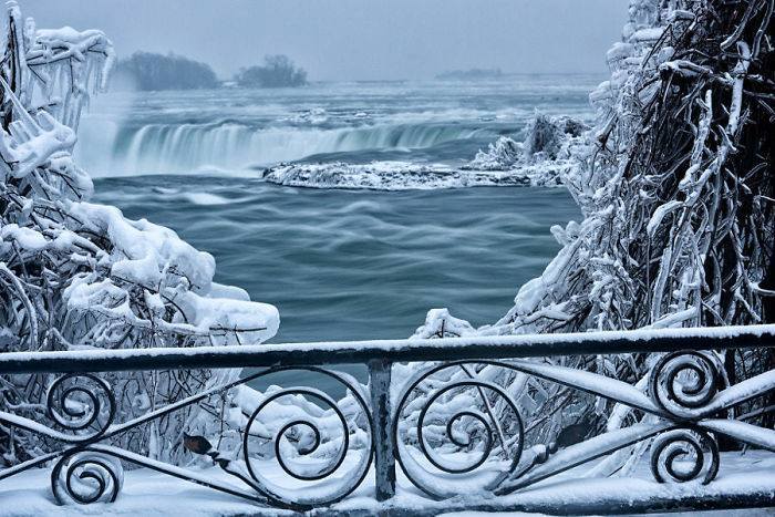 It’s so cold in the USA that Niagara falls is frozen and it looks straight from Narnia (15 Pics)