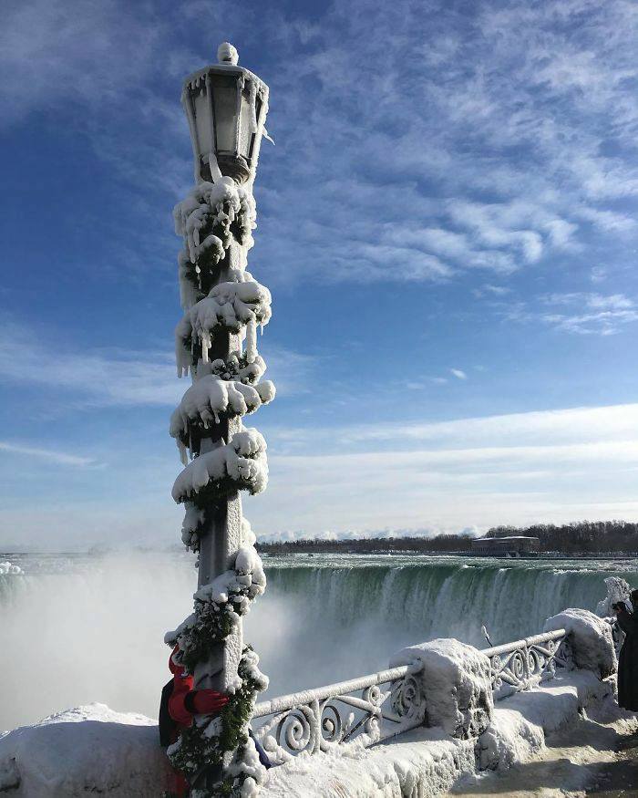 It’s so cold in the USA that Niagara falls is frozen and it looks straight from Narnia (15 Pics)