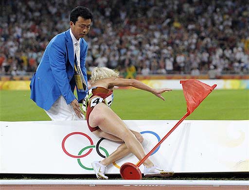 Oops Moments in Sports - 32 Pics | Funny moments, Awkward 
