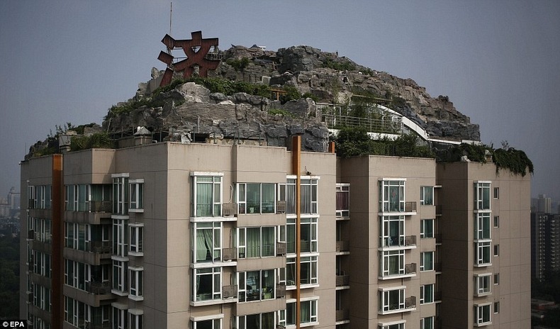 Chinese University Professor Builds Mountain Villa on Top of Apartment
