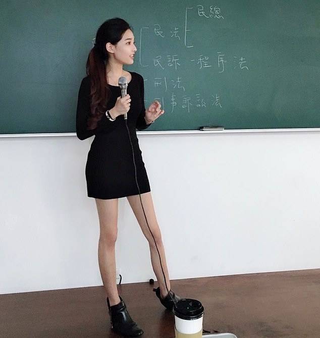Take A Look At Taiwan’s Hottest Teacher (25 Pics)