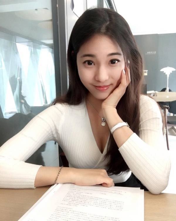 Take A Look At Taiwan’s Hottest Teacher (25 Pics)