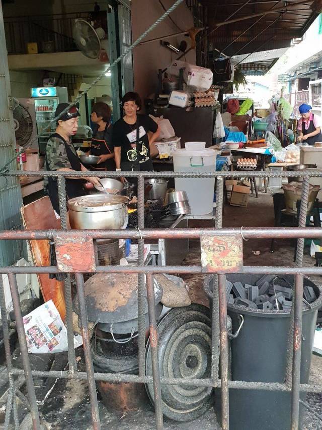This 70-Year-Old Street Food Cook From Thailand Surely Deserved Her Michelin Star (21 pics)