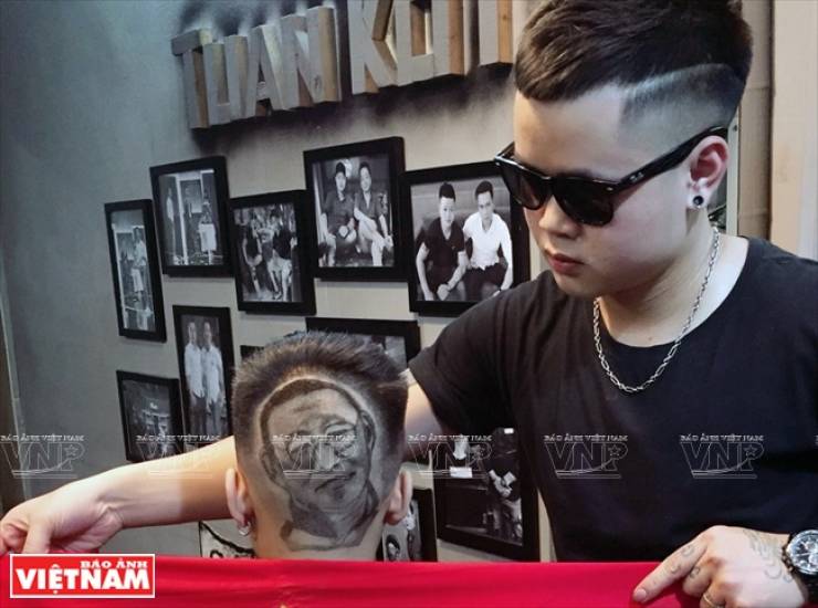 This Vietnamese Hairstylist Uses Backs Of People’s Heads As Canvases! (19 PICS)