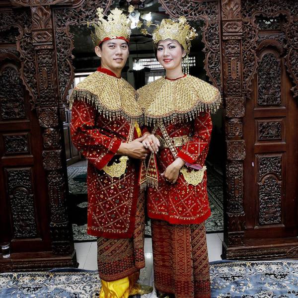 Traditional Wedding Outfits Around The World (18 Pics)