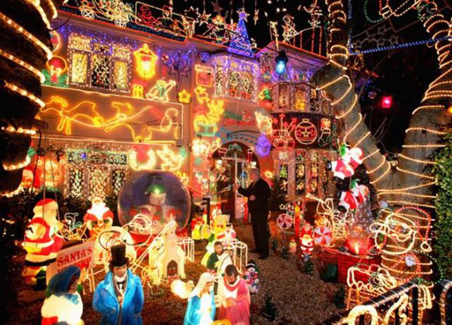 When People Go Full Christmas Mode Around The World - (20 pics)