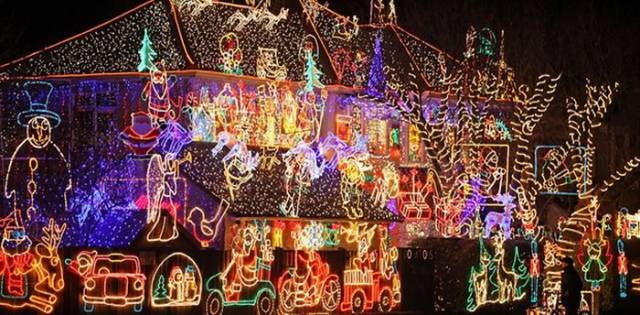 When People Go Full Christmas Mode Around The World - (20 pics)